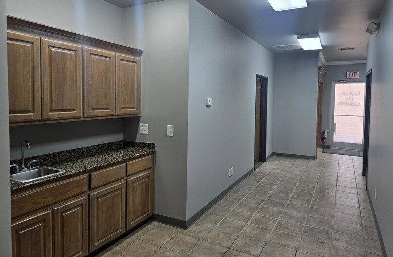 More Photos Of 8556 E 101st St, Tulsa Office For Lease