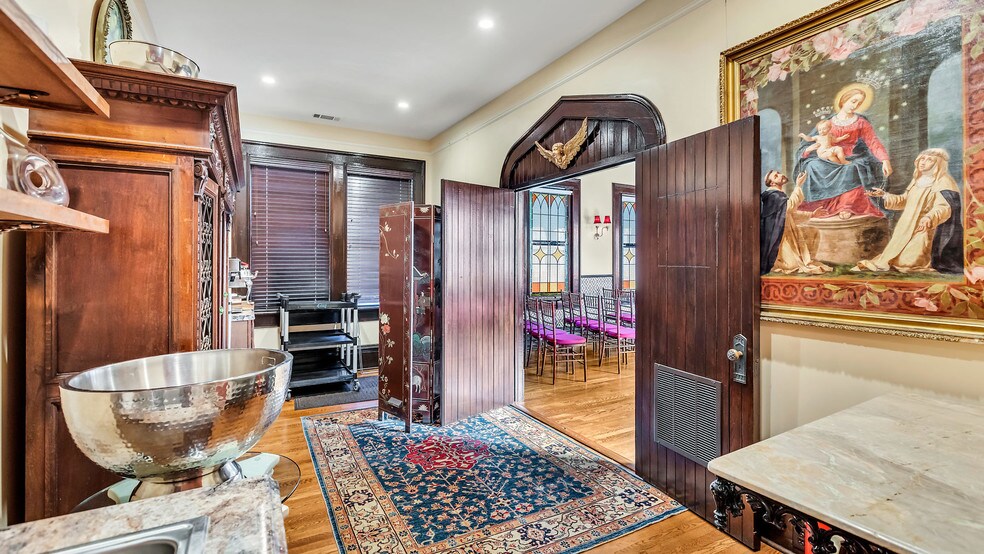 More Photos Of 119 E 37th St, Savannah Restaurant For Sale