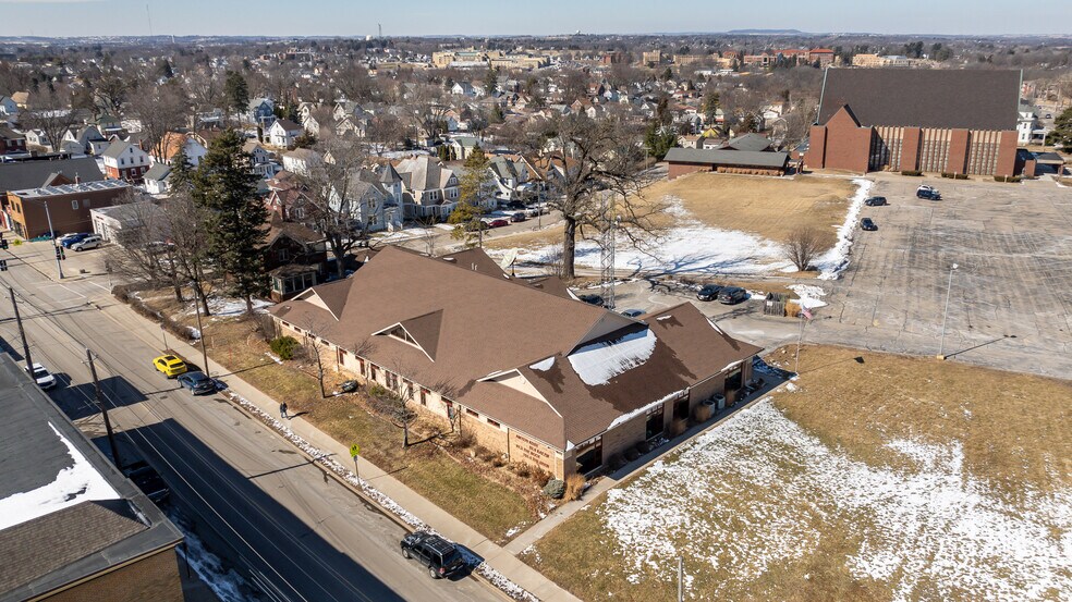 More Photos Of 1055 University Ave, Dubuque Office For Sale