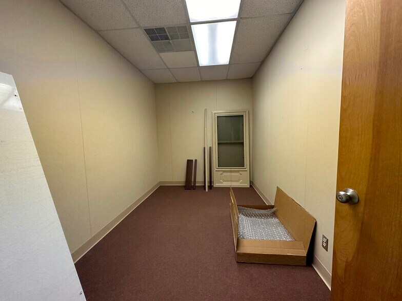 More Photos Of 811 N Macomb St, Monroe Office For Sale