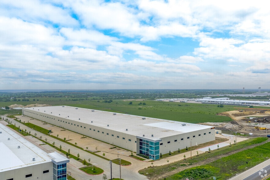 More Photos Of 6100 N Stemmons Fwy, Sanger Unknown For Lease