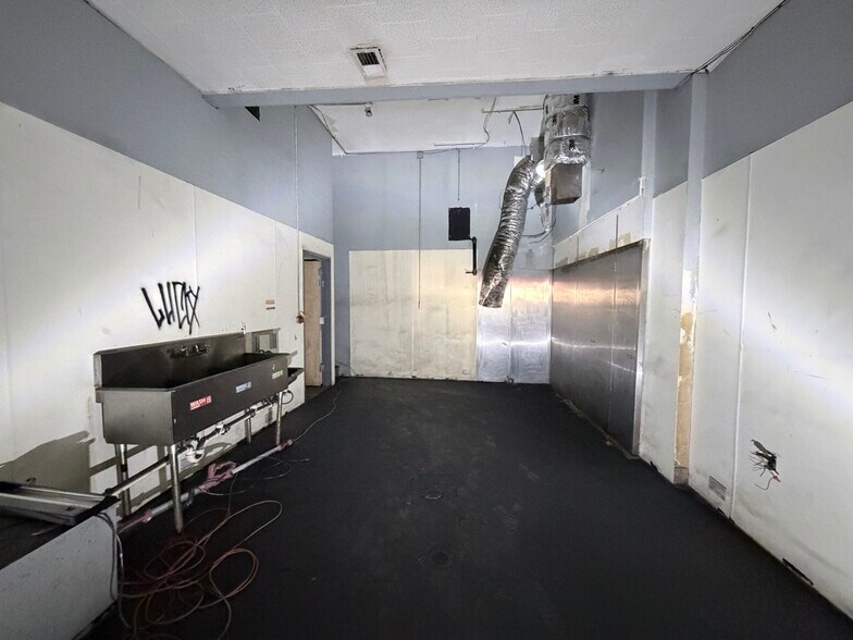 More Photos Of 3393-3437 Summer Ave, Memphis Storefront For Lease