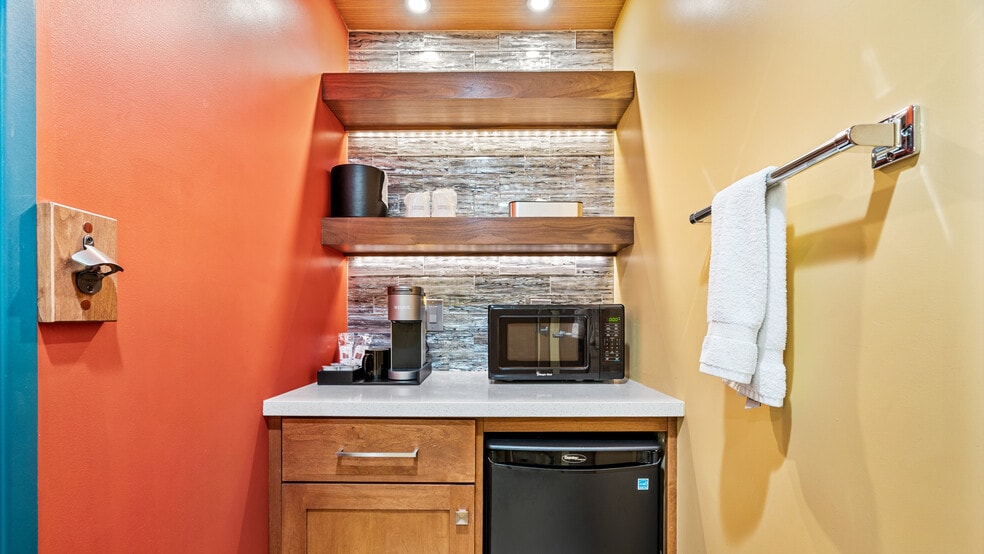 More Photos Of 178 Dry Creek Rd, Healdsburg Hotel For Sale