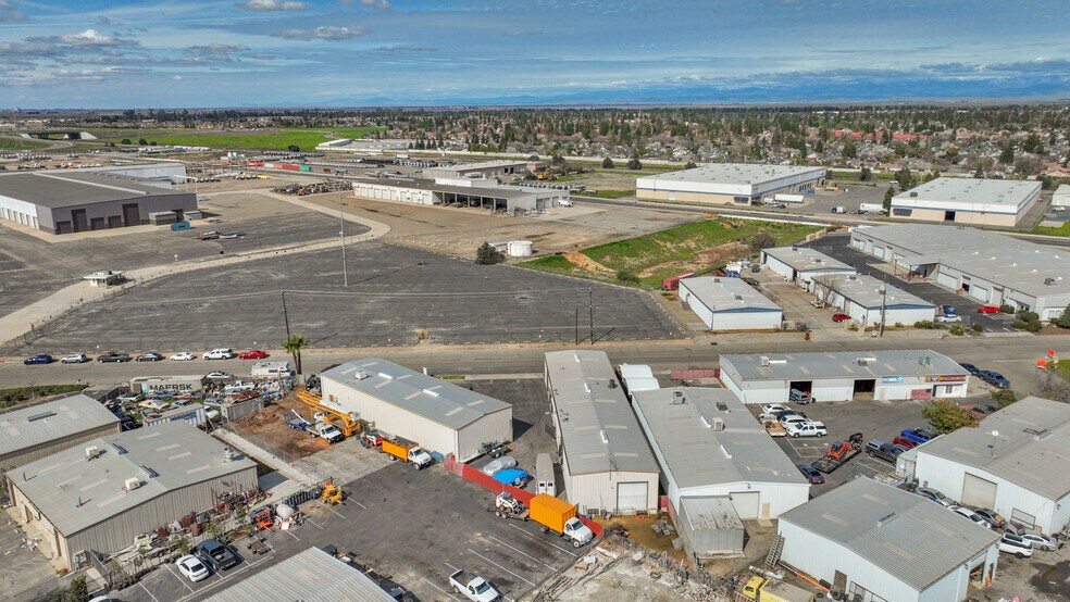 More Photos Of 5753-5755 W Barstow Ave, Fresno Warehouse For Lease