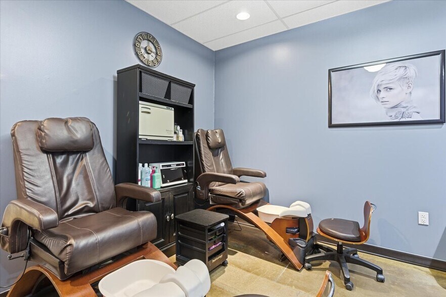 More Photos Of 1860 Madison Ave, Council Bluffs Office For Sale