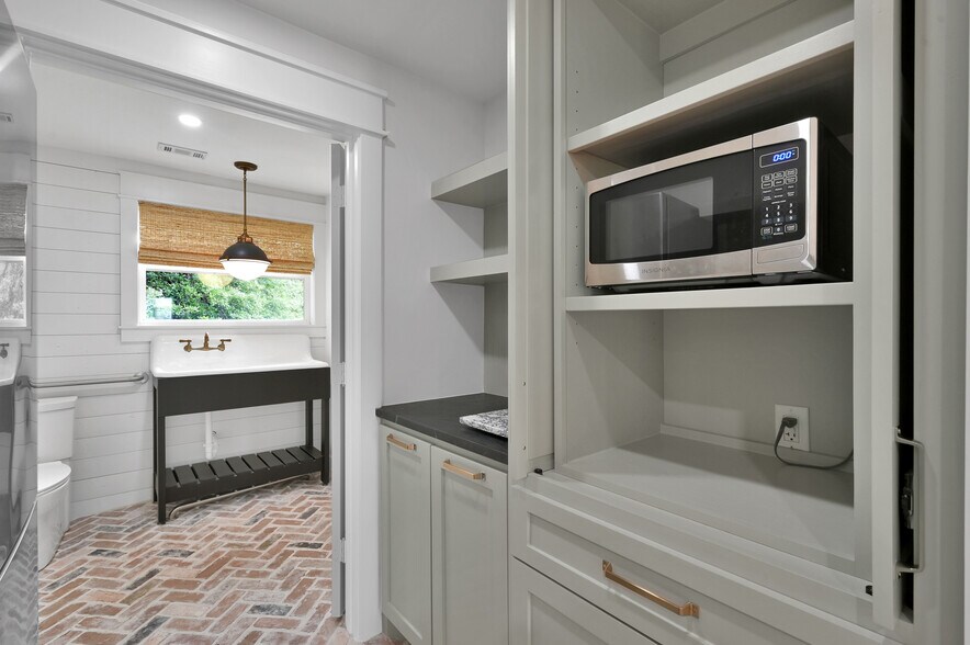 More Photos Of 724 W Main St, Tomball Storefront Retail Office For Sale