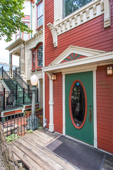 More Photos Of 4821 Broadway St, Addison Office For Sale