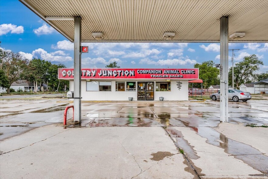 Primary Photo Of 2021 E 4, Hutchinson Service Station For Sale