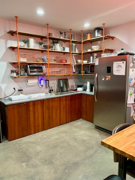 More Photos Of 326 Almedia Rd, Saint Rose Warehouse For Lease