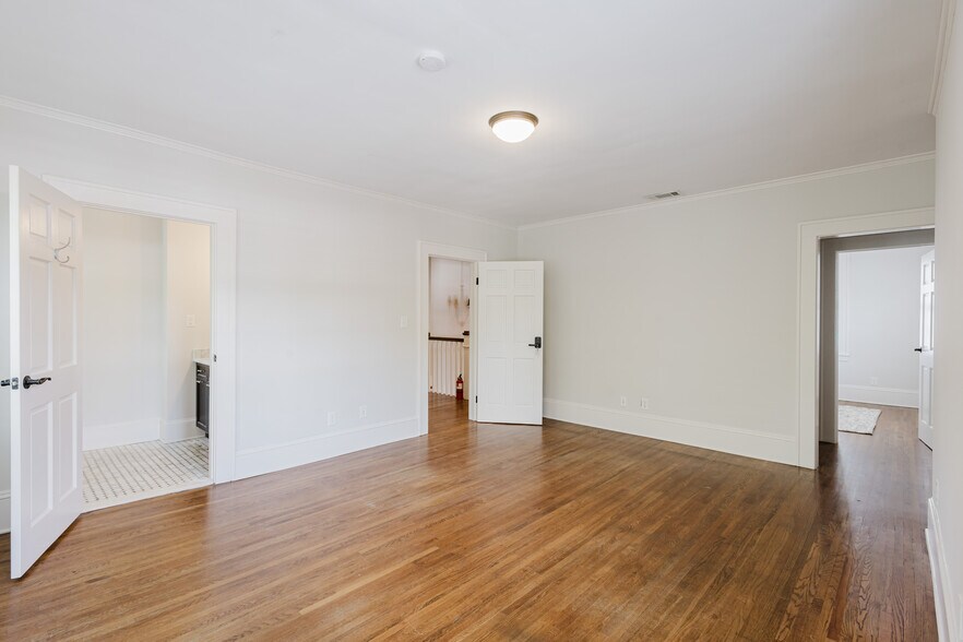 More Photos Of 1814 Euclid Ave, Charlotte Office For Lease