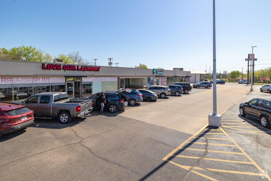 More Photos Of 4303-4349 SE 15th St, Del City General Retail For Lease