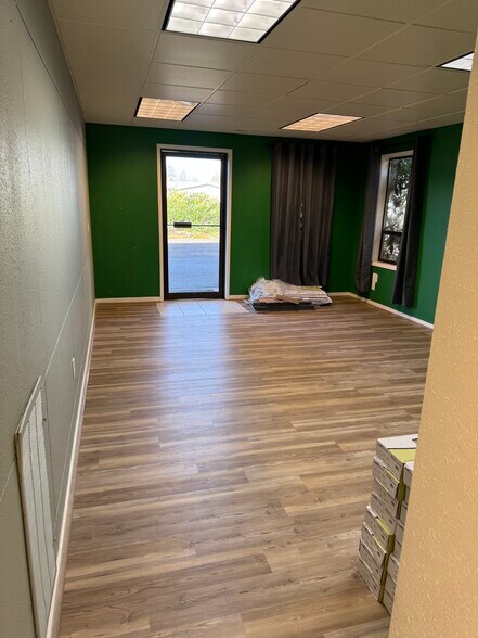 More Photos Of 1990 SE East Devils Lake Rd, Lincoln City Office For Lease