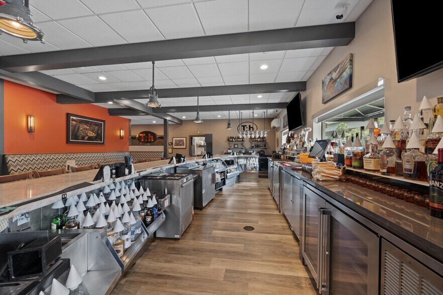 More Photos Of 514 NW Dixie Hwy, Stuart General Retail For Sale