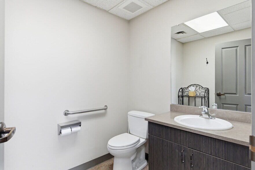 More Photos Of 2104 Chesterfield Blvd, Springfield Office For Sale