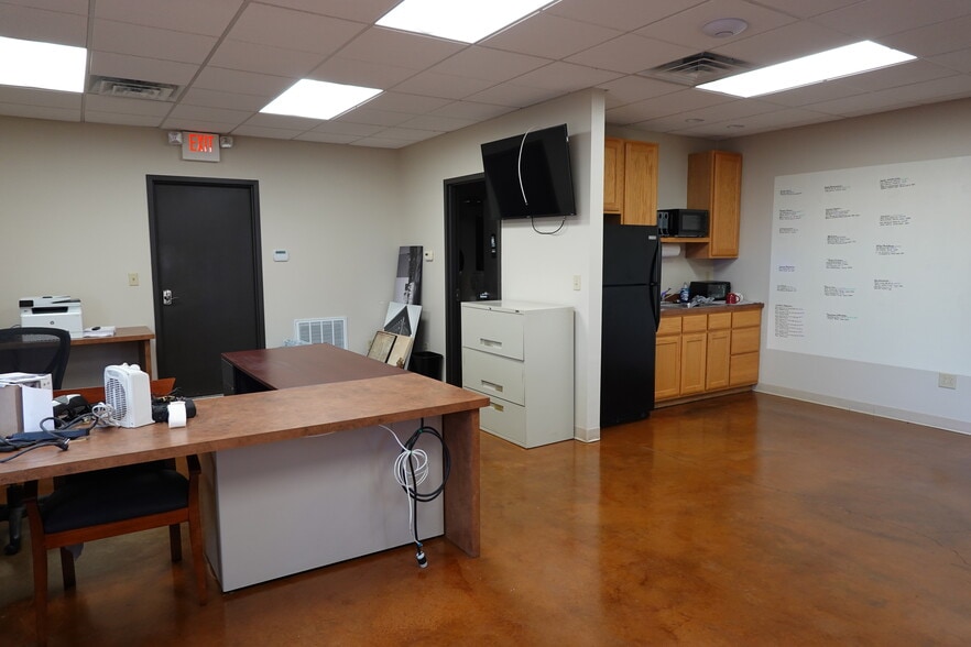 More Photos Of 2051 Bender Ln, Arnold Flex For Sale