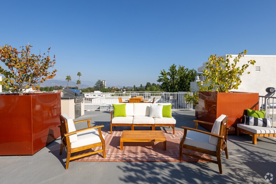 More Photos Of 10555 Bloomfield St, Toluca Lake Apartments For Sale