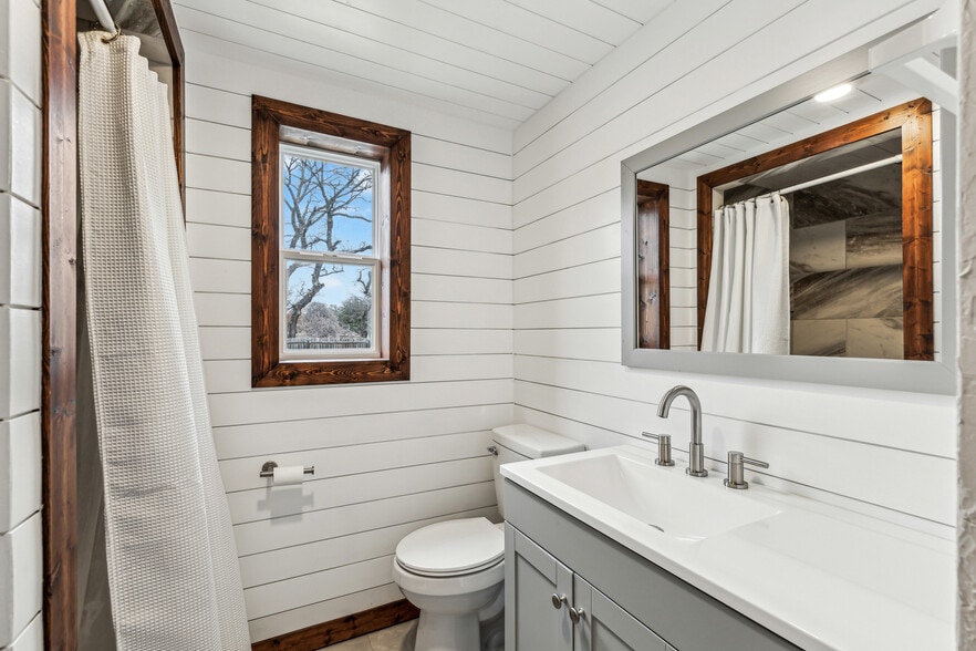 More Photos Of 512 N Travis St, Granbury Hospitality For Sale