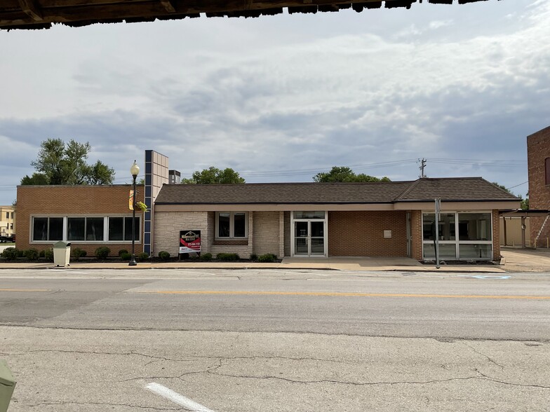 Primary Photo Of 220 N Sturgeon St, Montgomery City Bank For Sale