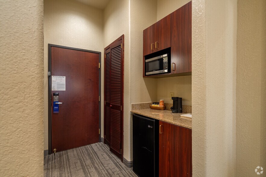 More Photos Of 16931 Texas Ave, Webster Hotel For Sale