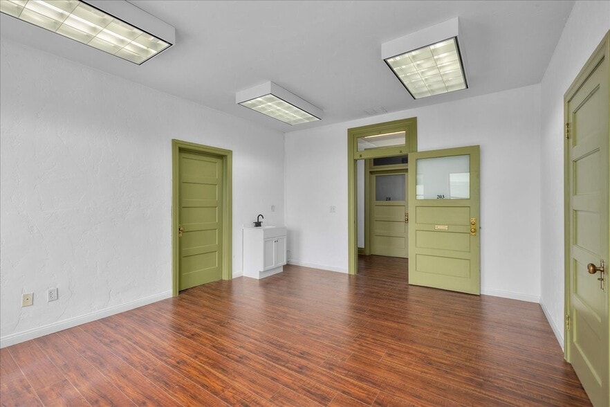 More Photos Of 1002-1008 S Pacific Ave, San Pedro Storefront Retail Office For Lease