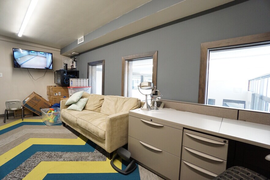 More Photos Of 401 S 7th St, Sunnyside Bank For Sale