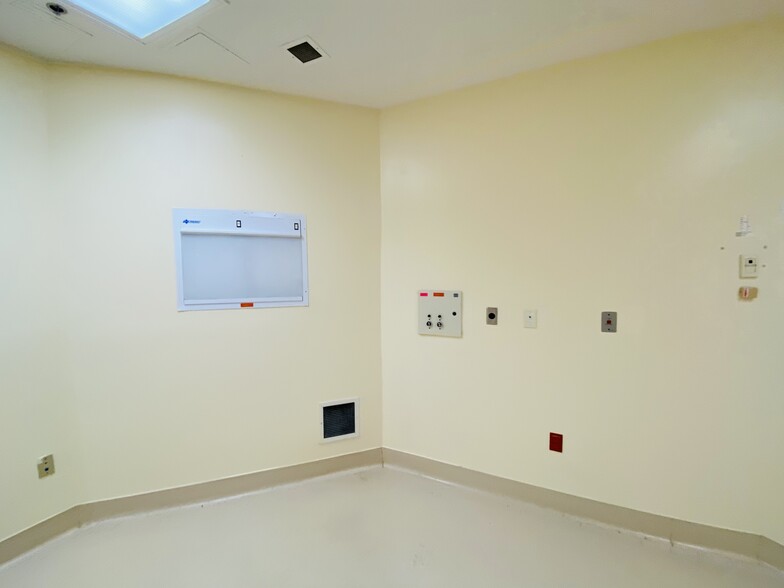 More Photos Of 404 Hall of Fame Dr, Lake City Medical For Lease
