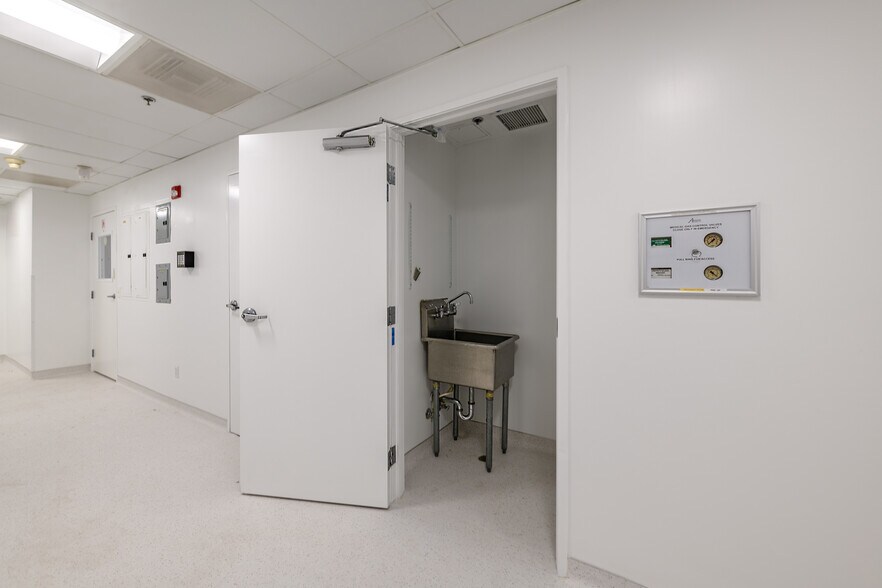 More Photos Of 16250 Ventura Blvd, Encino Office For Lease