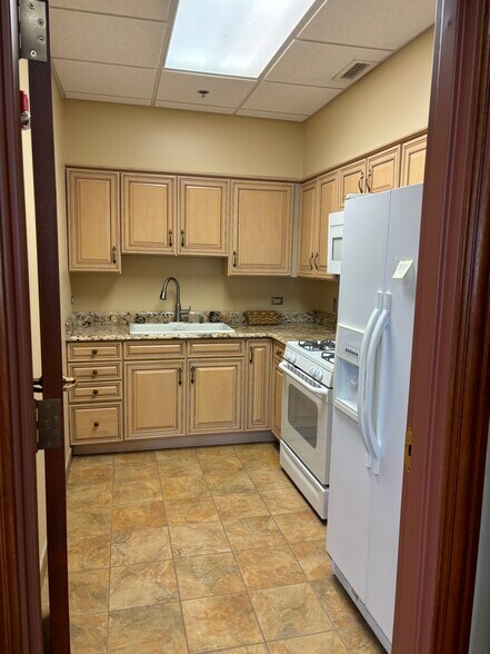 More Photos Of 739 North Ave, Glendale Heights Loft Creative Space For Lease