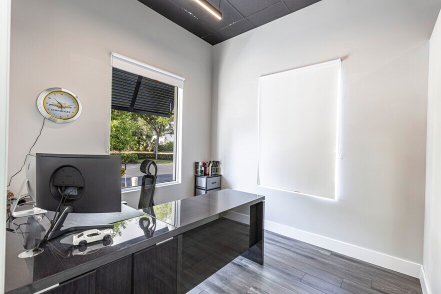 More Photos Of 3550 Westview Dr, Naples Showroom For Sale