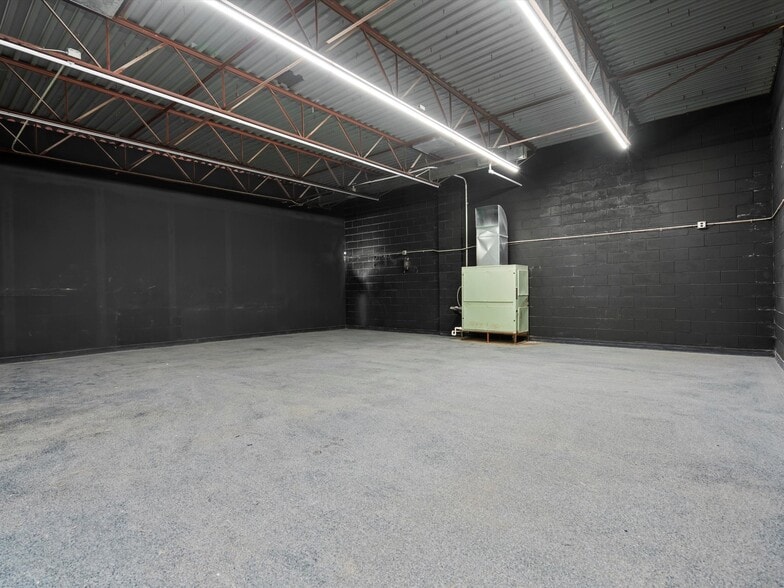 More Photos Of 23409 Dequindre Rd, Hazel Park Manufacturing For Lease