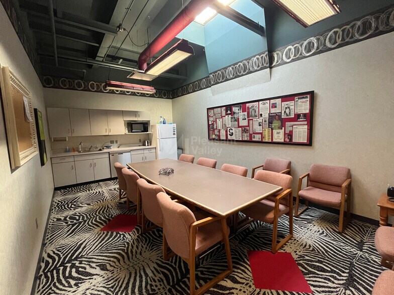 More Photos Of 701 S Broadway St, Akron Showroom For Lease