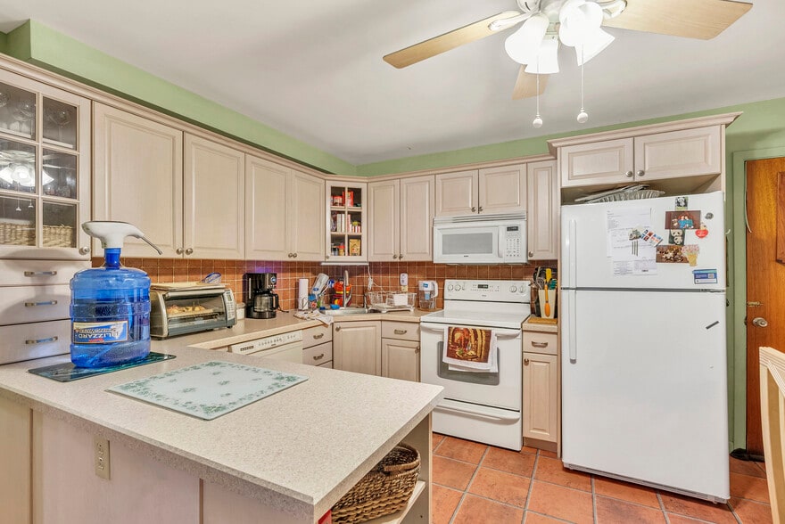 More Photos Of 238 Stuyvesant Ave, Lyndhurst Flex For Sale