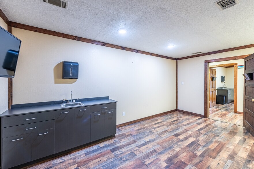More Photos Of 706 W Barnard St, Glennville Medical For Sale