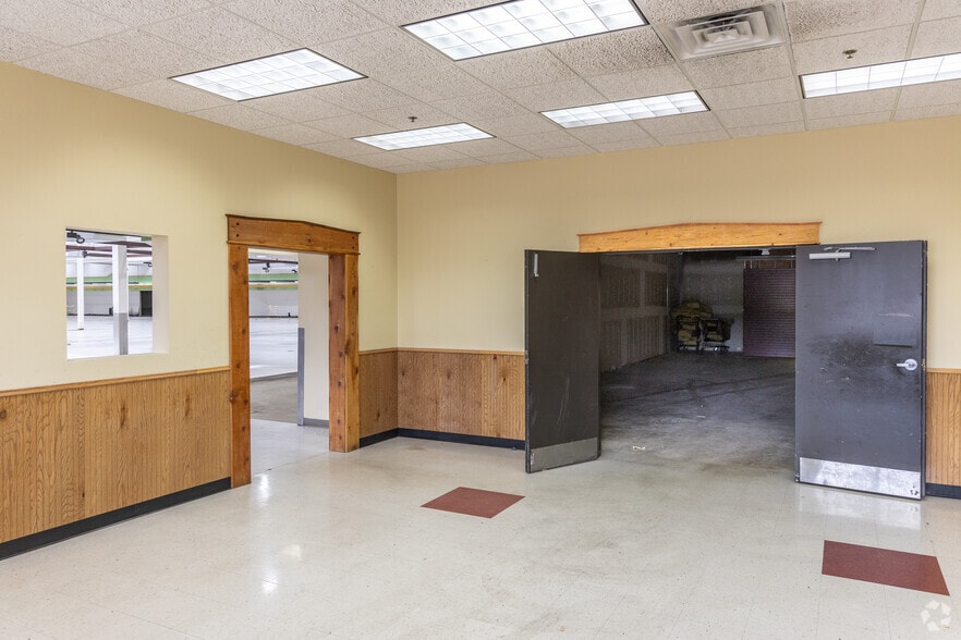 More Photos Of 400 W 9th St N, Ladysmith General Retail For Sale