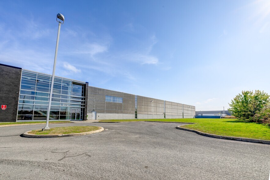 More Photos Of 875 Saint-François, Laval Warehouse For Lease