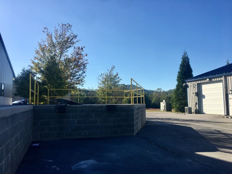 More Photos Of 6 Celtic Dr, Arden Warehouse For Lease