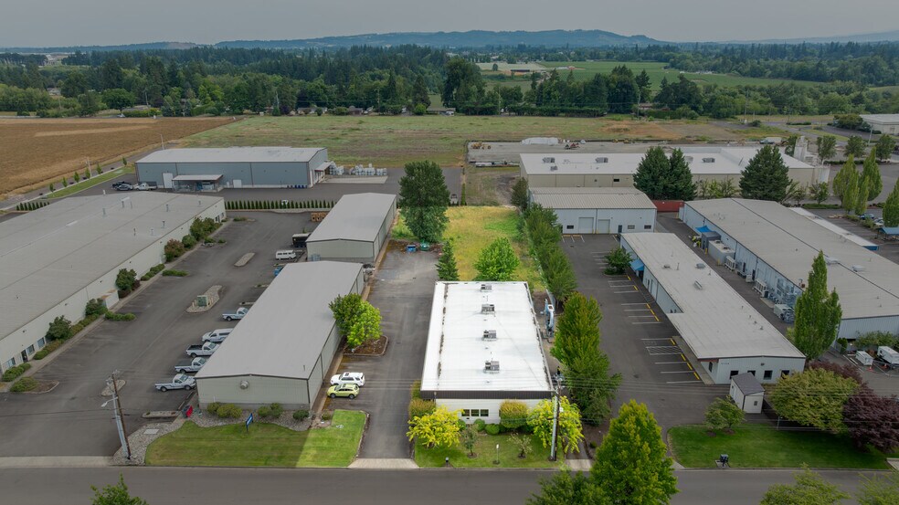 More Photos Of 3200 NE Rivergate St, Mcminnville Service For Sale