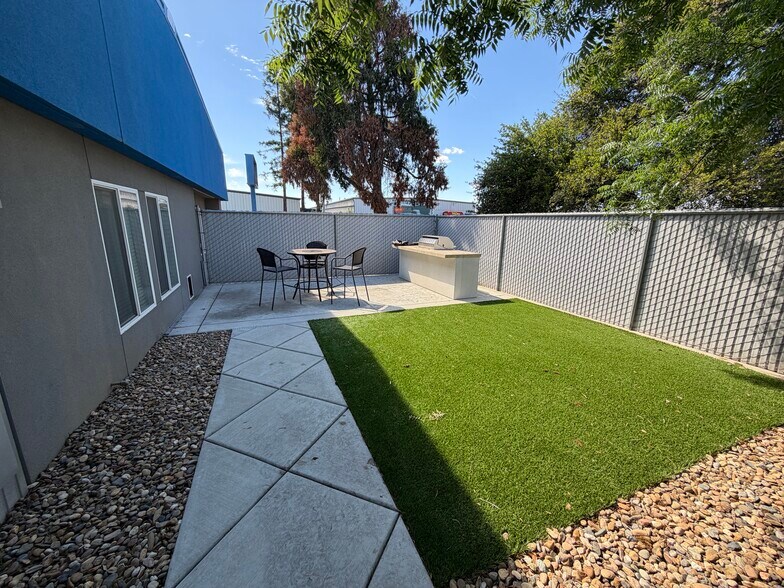 More Photos Of 2740 N Sunnyside Ave, Fresno Warehouse For Lease