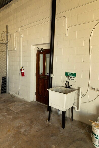 More Photos Of 307-311 Lombrano St, San Antonio Warehouse For Sale