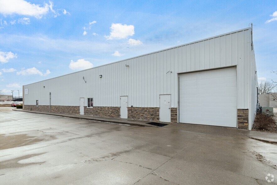 More Photos Of 335 SE Oralabor Rd, Ankeny Office For Sale