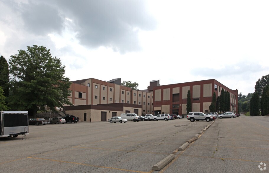 More Photos Of 2000 Commerce Loop, North Huntingdon Flex For Lease