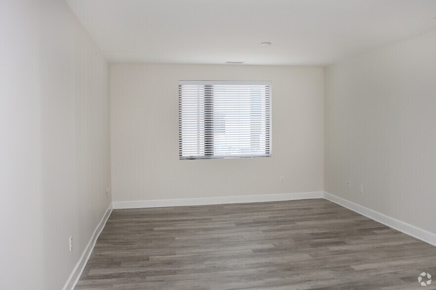 More Photos Of 5858 N College Ave, Indianapolis Apartments For Lease