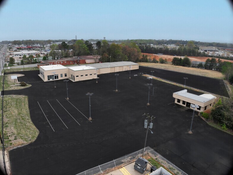 More Photos Of 1244 Garner Bagnal Blvd, Statesville Showroom For Lease
