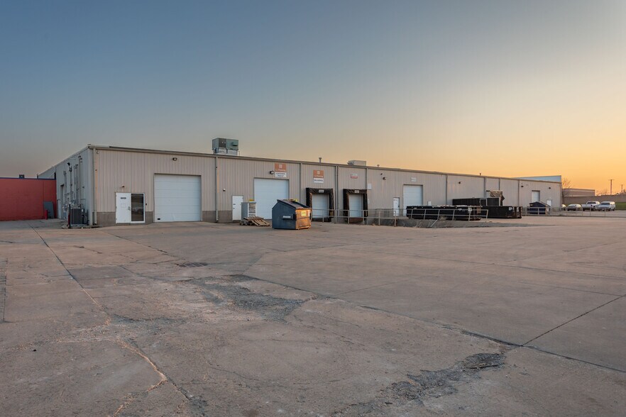 More Photos Of 10121-10151 Hickman Rd, Urbandale Showroom For Lease