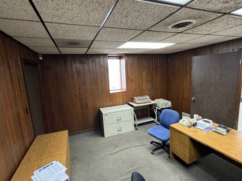 More Photos Of 4200 Shawnee Dr, Kansas City Manufacturing For Lease