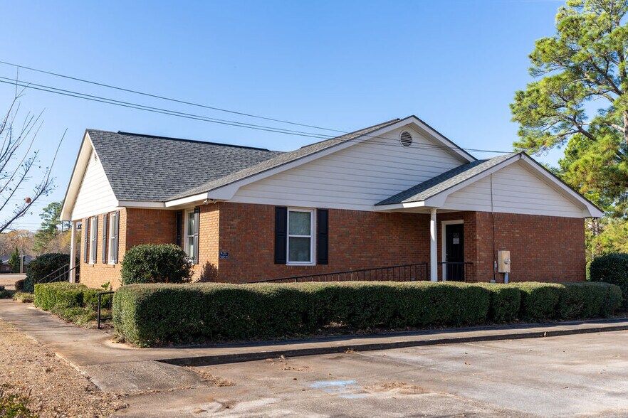 More Photos Of 607 Bluebird Blvd, Fort Valley Office For Sale
