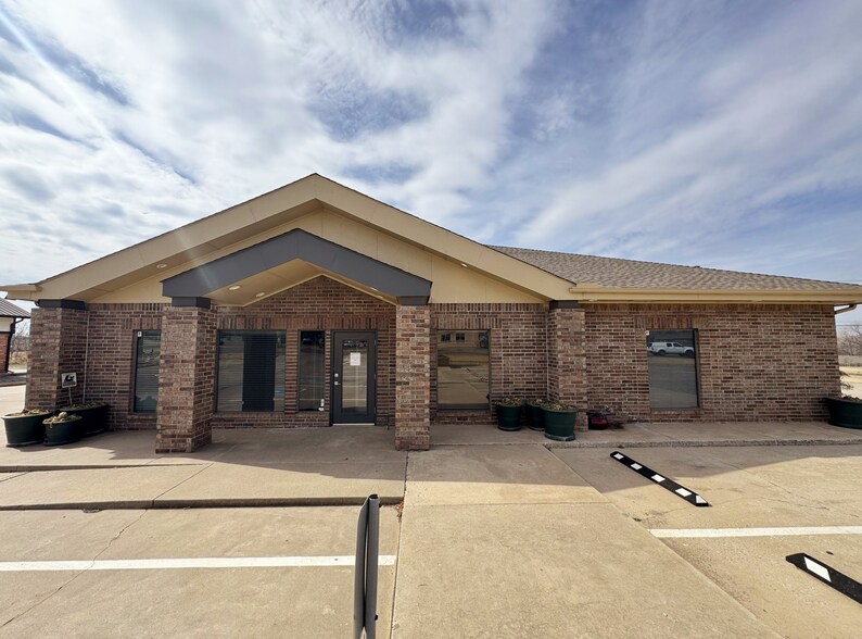 Primary Photo Of 8001 N Macarthur Blvd, Oklahoma City Medical For Lease