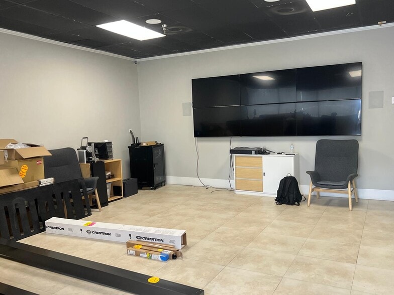 More Photos Of 2300-2350 NW 102nd Pl, Doral Warehouse For Lease