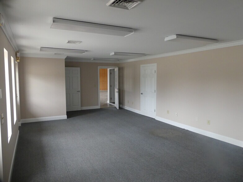 More Photos Of 125 Salem Creek Dr, Winston-Salem Warehouse For Lease