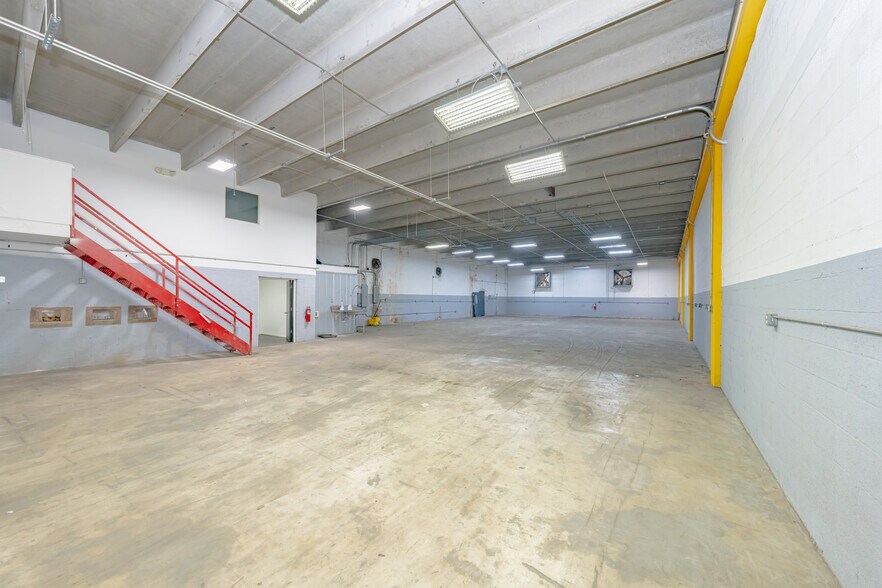 More Photos Of 2335-2337 NW 149th St, Opa Locka Warehouse For Lease